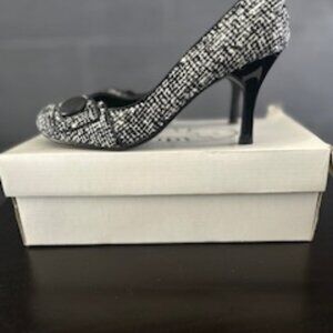 Steve Madden Tweed Black/White Round Toe Heel, Size 8